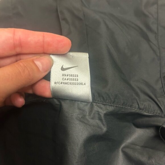 Nike Women’s Windbreaker Jacket L Black White Detail Reflective Front Lightweigh - Picture 11 of 13